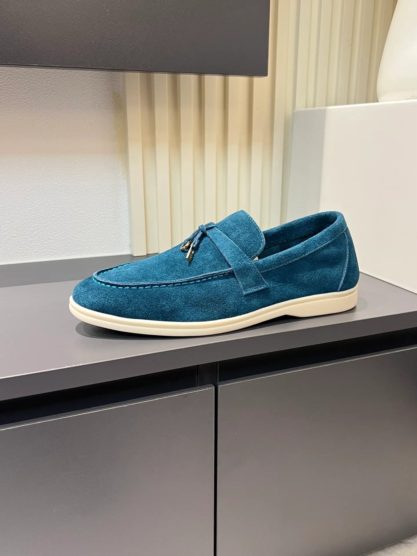 Men's shoes 💰p360 "Loro men's shoes 💰pian'*" Classic L men's shoes for couples 💰p Top version British flat loafers, a must-have item in old money style, the minimalist design is eye-catching and durable, a plus point for dressing The soft foot feel and texture are outstanding. They don’t scratch your feet and are very nice. They are matched with soft and waxy soles. They can be worn daily for a long time without getting tired. They are easy to wear, versatile and classic items, with perfect foot feel and texture! Imported cashmere fabric, the lining is made of imported A-grade water-dyed cow lining, the top version of the genuine leather midsole is sewn with pure handmade mark thread! Size: Female 35-40 (34. Customized) Male 38-44 (45.46. Customized)